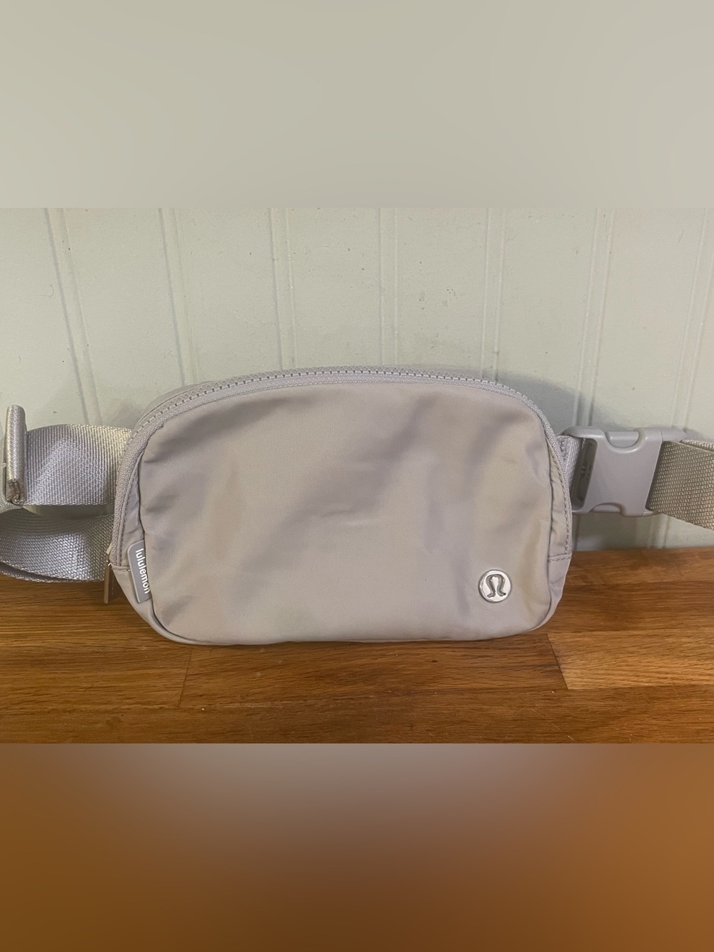 Lululemon Everywhere 1L Belt Bag (Light Grey/Silver)